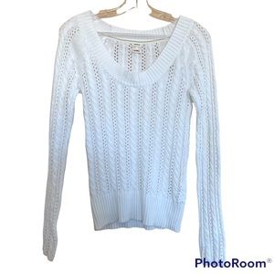 Old Navy Juniors crewneck cable knit white sweater size L, perfect fit.